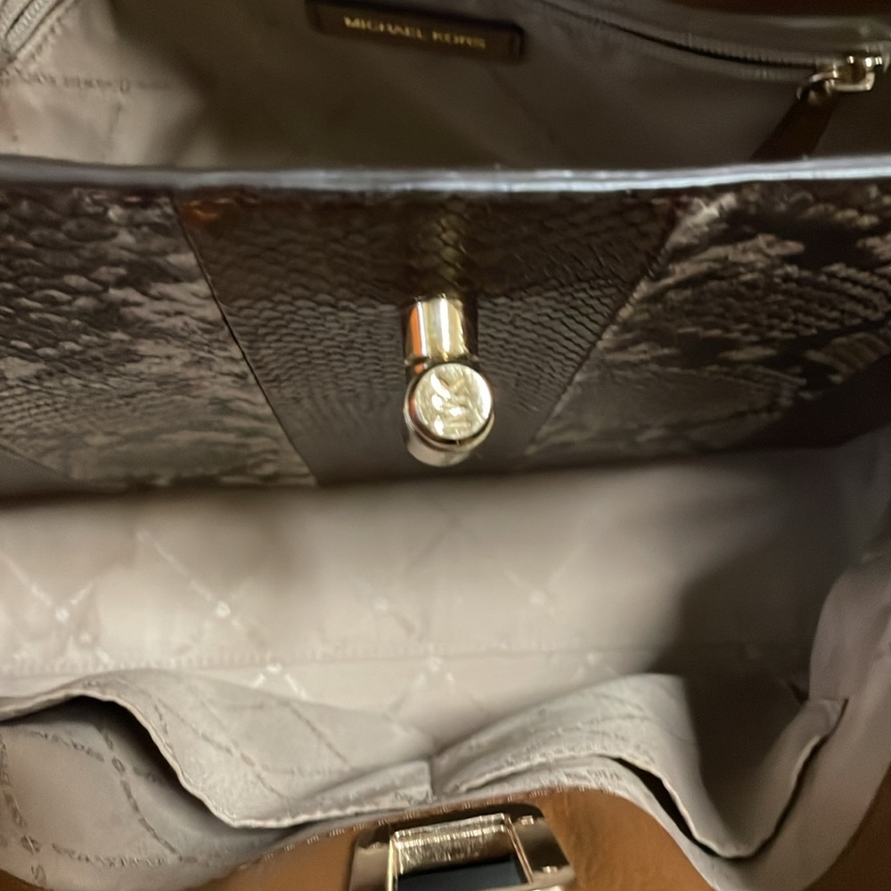 Micheal kors handbag/ crossbody - Picture 7 of 16